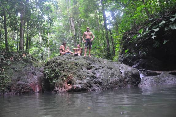 Com o Sven e a Karen no Witti Creek, na Reserva Natural de Brownsberg, no Suriname